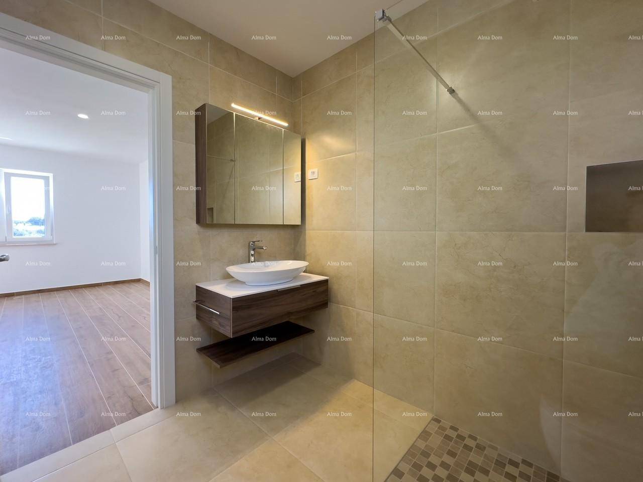 Elegantes Badezimmer mit modernem Waschtisch, Spiegelschrank und begehbarer Dusche.