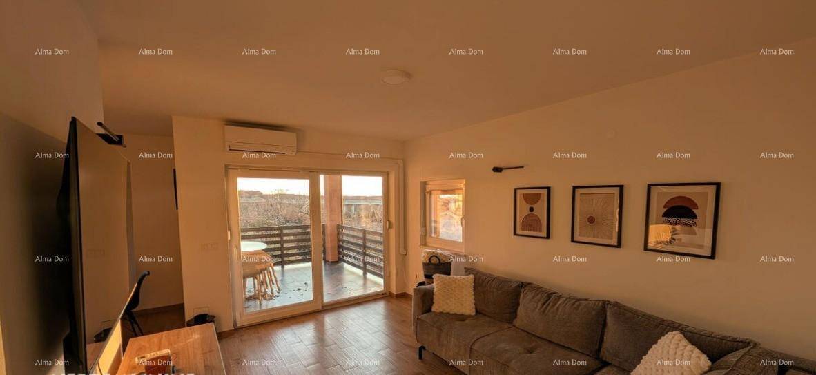 Helles Wohnzimmer mit bequemer Couch, Fernseher und großem Schiebefenster zum Balkon.