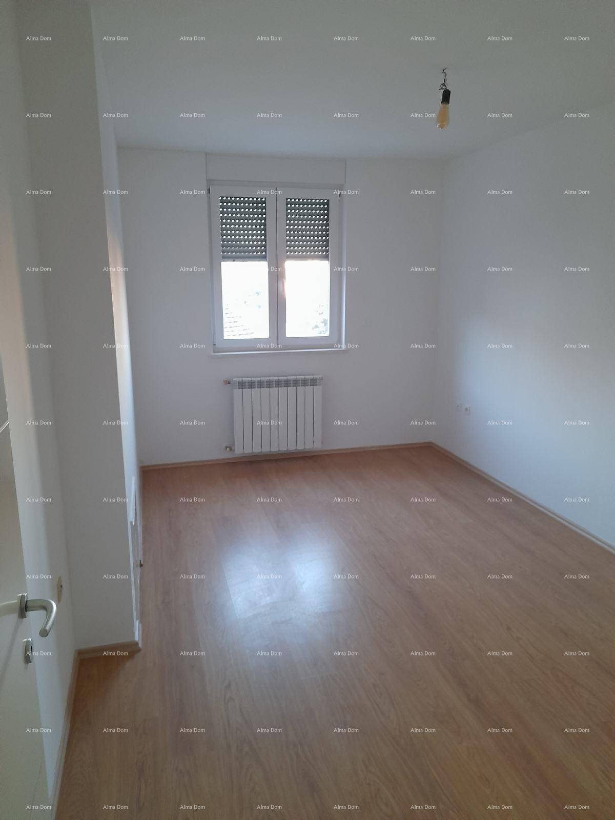 Helles Schlafzimmer mit Holzboden, weißen Wänden und Fenster mit Rollläden.