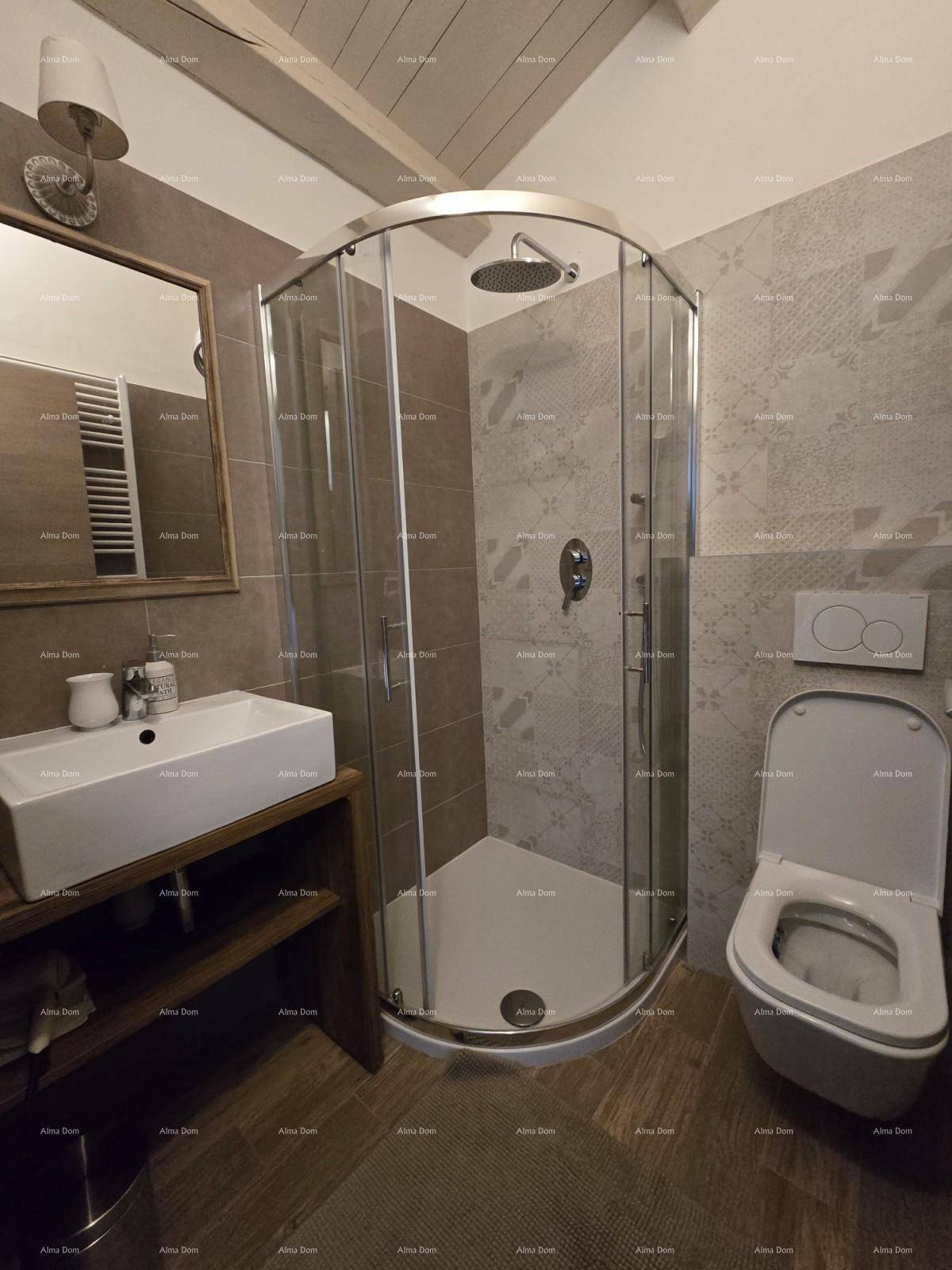 Modernes Badezimmer mit Einzelwaschbecken, Duschkabine und wandhängendem WC.