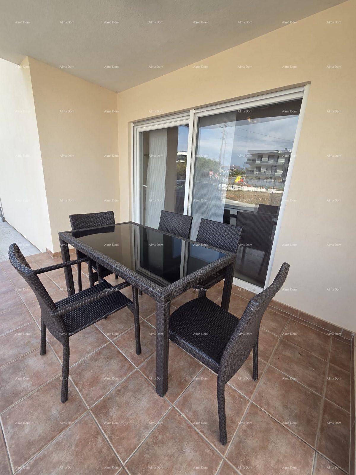 Möblierte Terrasse mit Esstisch und Stühlen, ideal für Mahlzeiten im Freien.