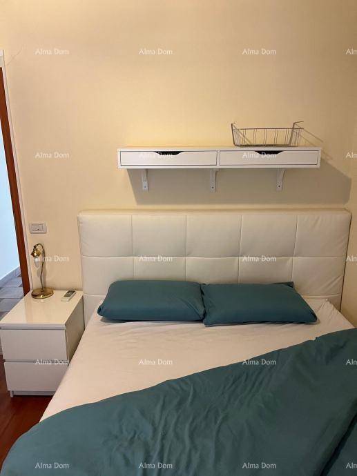 Gemütliches Schlafzimmer mit Doppelbett, gepolstertem Kopfteil und Nachttisch.