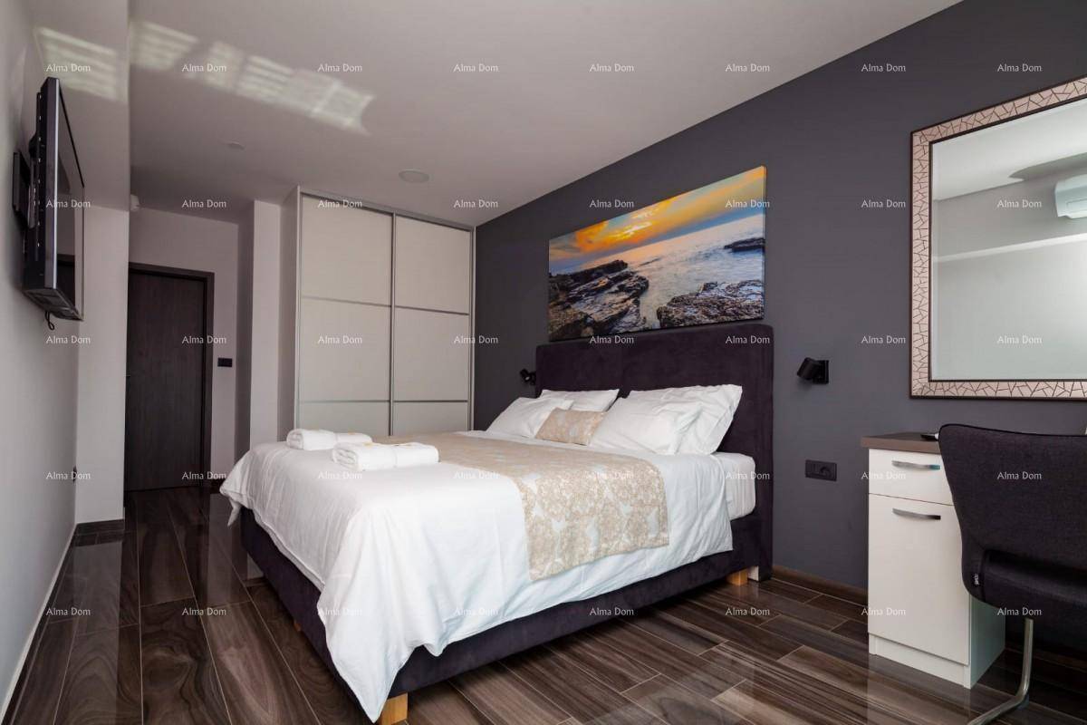 Modernes Schlafzimmer mit dunklen Wänden, Holzboden und großem Bett mit Schiebetürenschrank.