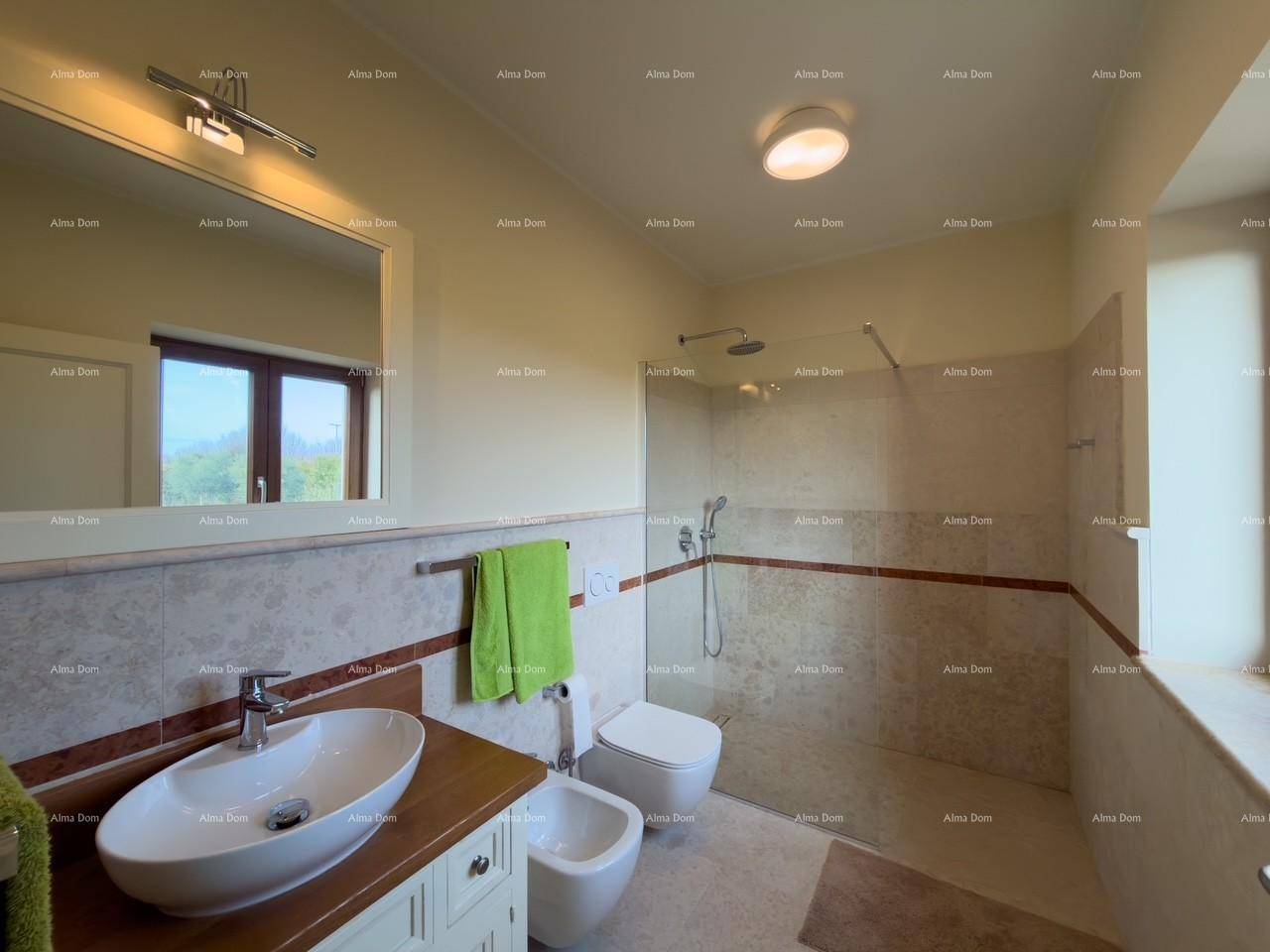 Modernes Badezimmer mit großer begehbarer Dusche, Bidet, Aufsatzwaschbecken und Fenster.