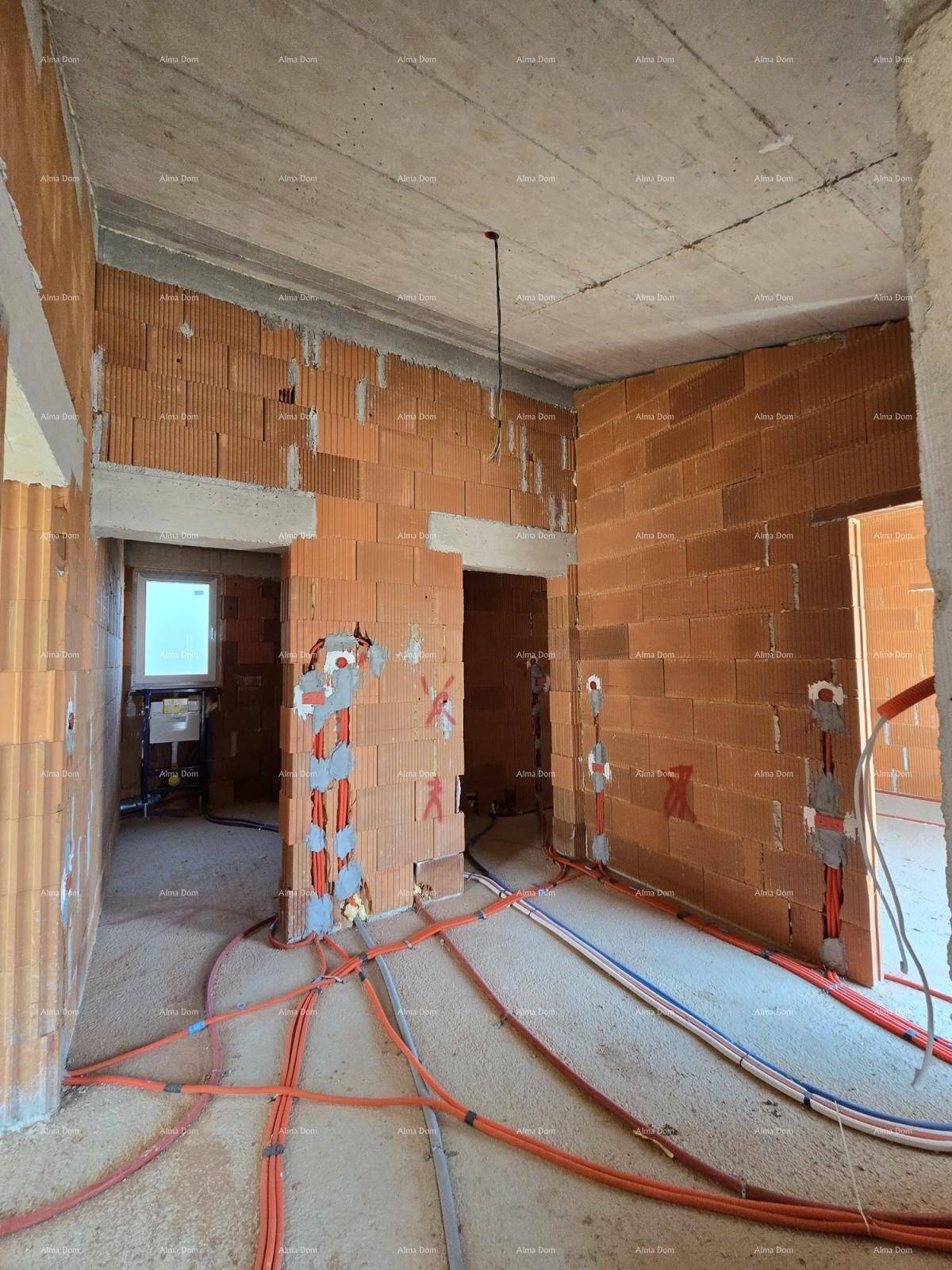 Innenraum im Rohbau mit Ziegelwänden, Betondecke und vorbereiteten Elektroinstallationen.