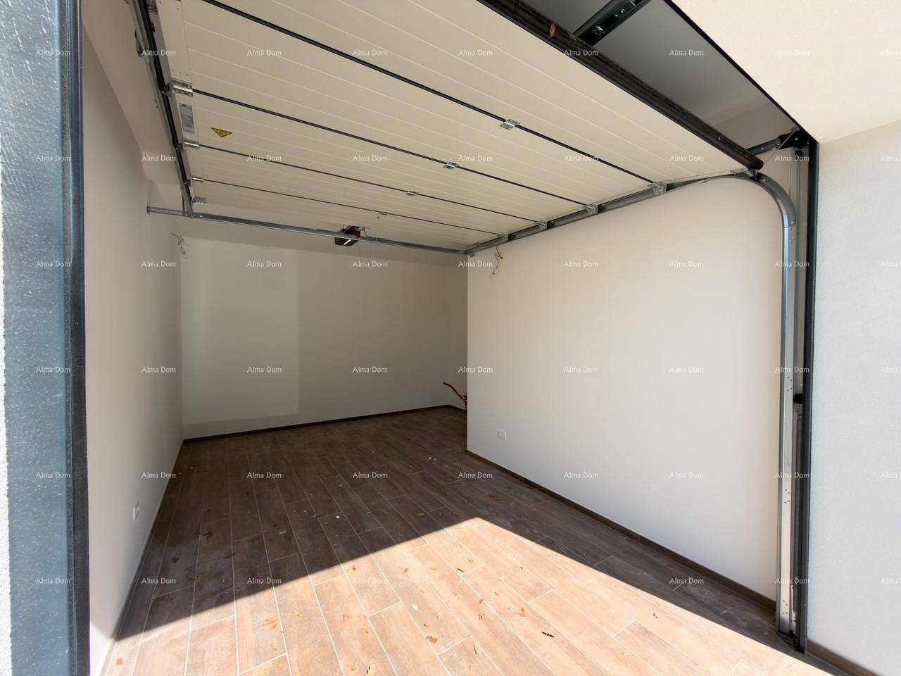 Geräumige Garage mit Holzfußboden und automatischem Garagentor.