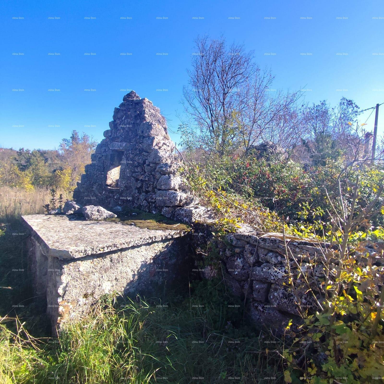 Alte Steinruinen in einer ländlichen Umgebung unter klarem blauem Himmel.