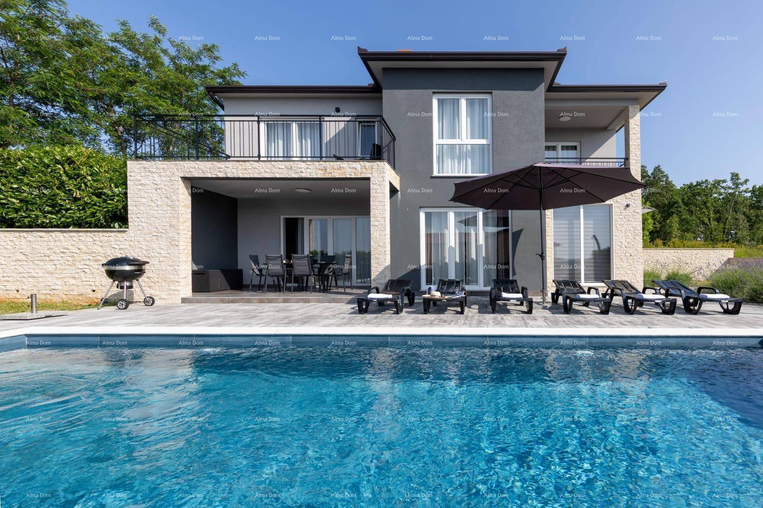 Ansicht der modernen Villa mit großem Swimmingpool, Liegestühlen und überdachtem Essbereich im Freien.