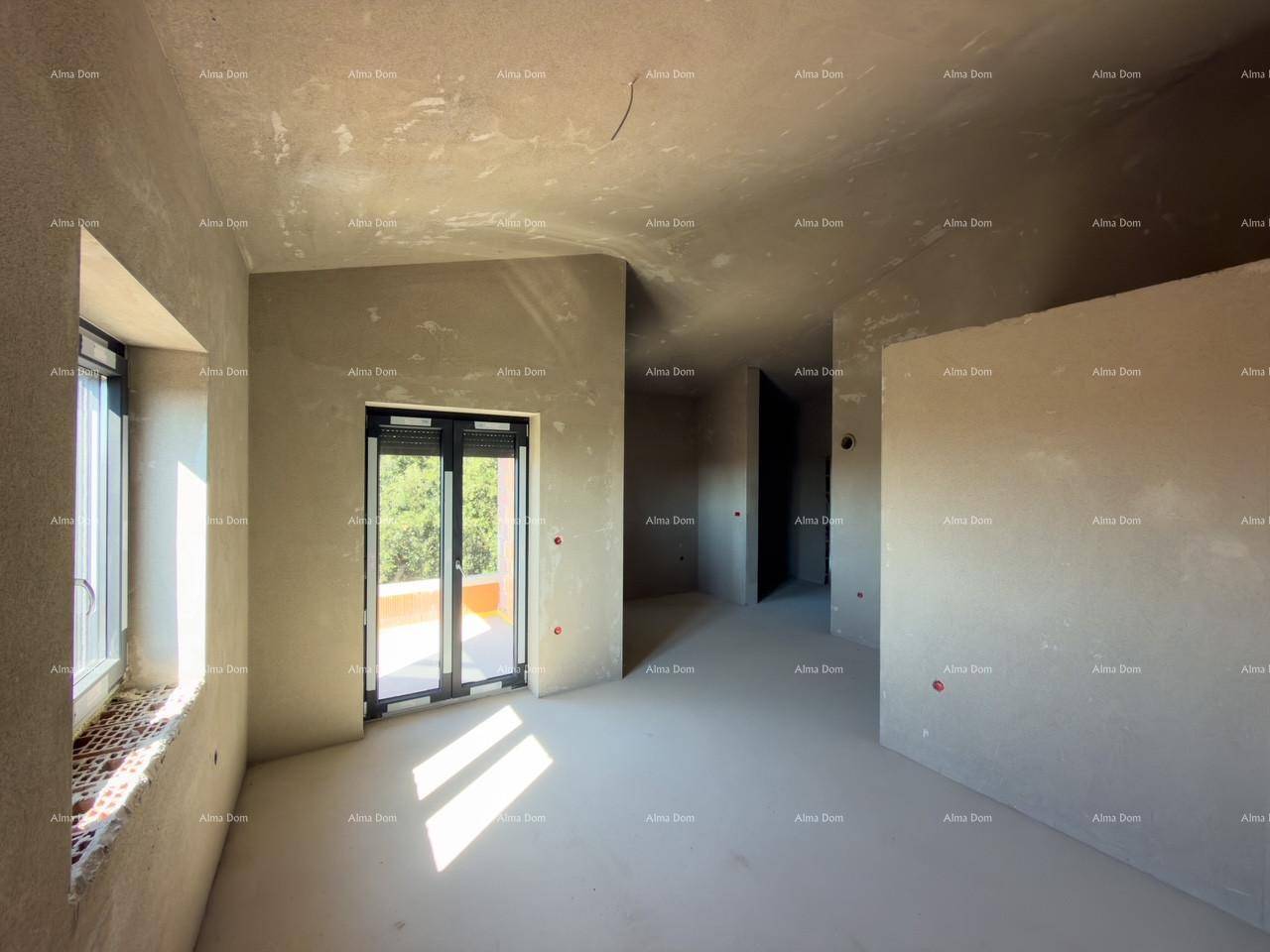 Unfertiger Raum in einem Neubau mit Fenster und Türzugang zu einem Außenbereich sowie Blick in den Flur.