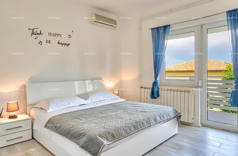 Gemütliches Schlafzimmer mit Doppelbett, Holzboden und Balkonzugang.