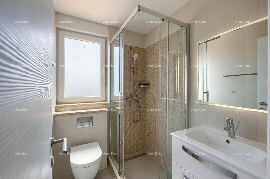 Helles Badezimmer mit Fenster, Dusche, Waschbecken und Toilette, modern gefliest.
