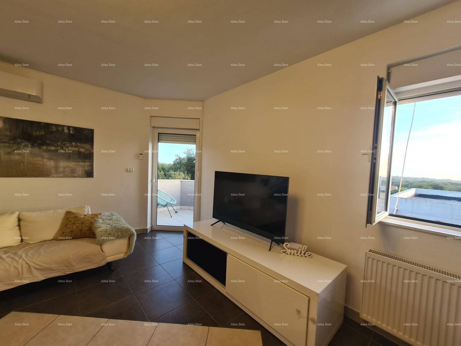 Helles Wohnzimmer mit Klimaanlage, TV-Möbel und Zugang zu einem Außenbereich.