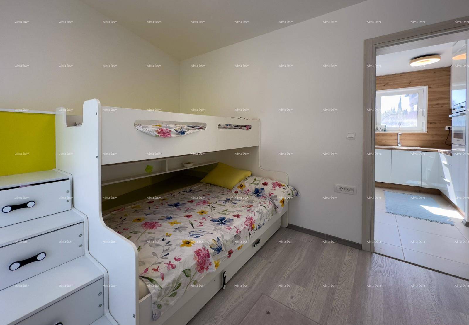 Kinderzimmer mit Etagenbett und Blick auf die offene Küche.