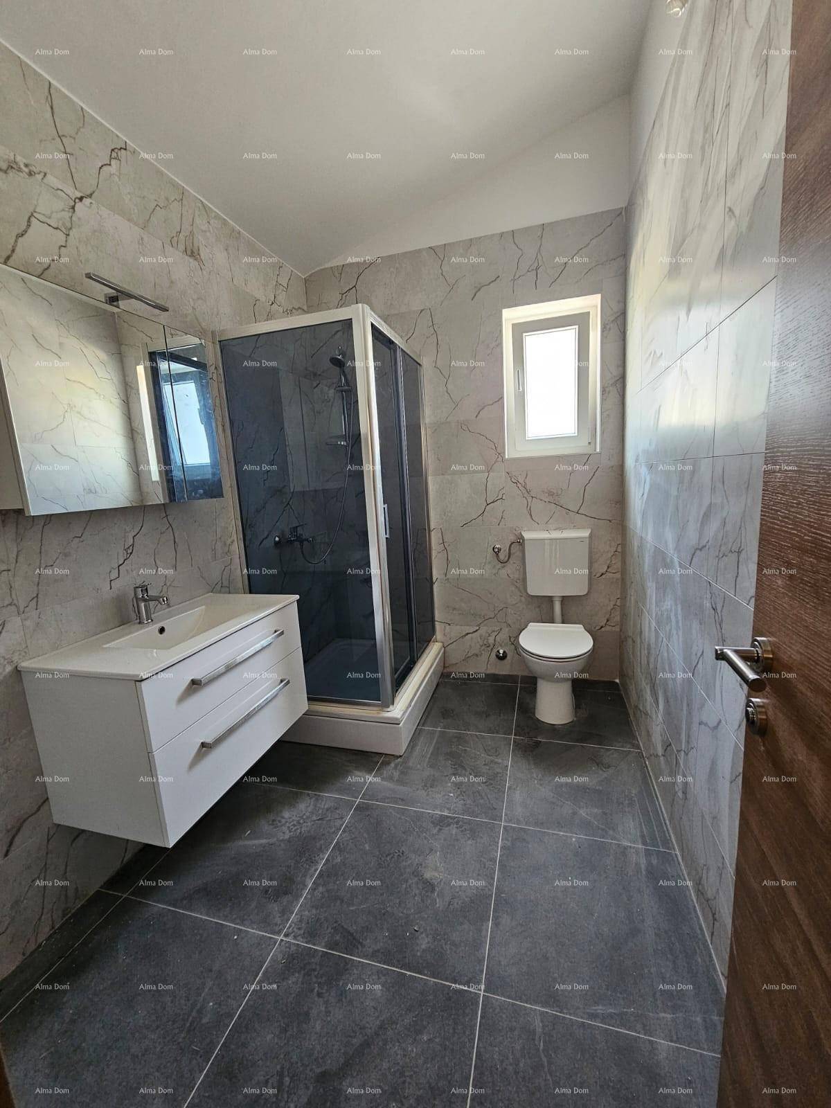 Modernes Badezimmer mit Duschkabine, Waschbecken und Fenster.