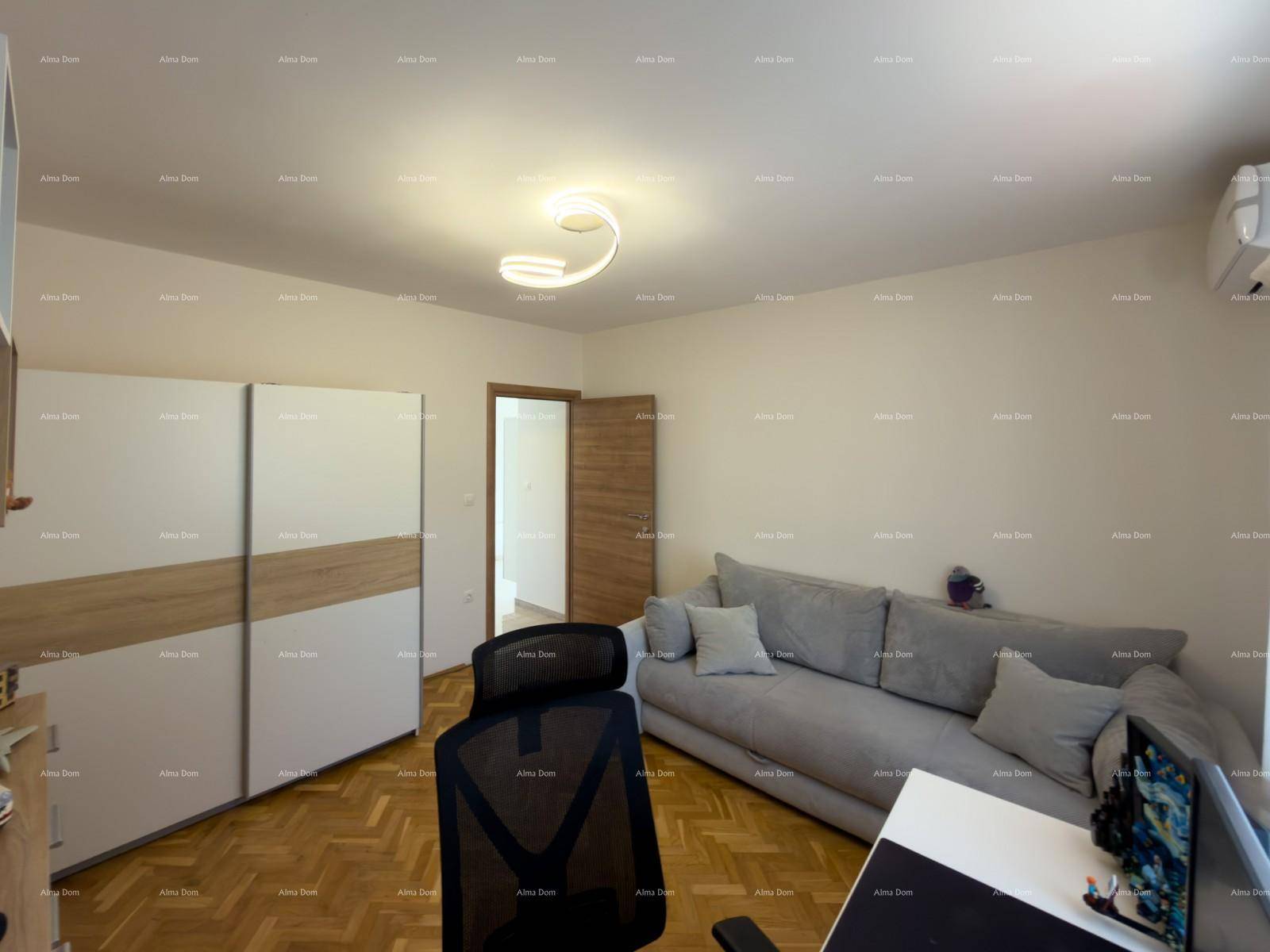 Geräumiges Arbeitszimmer mit Sofa, Schreibtisch und Schrank, bietet viel Platz.