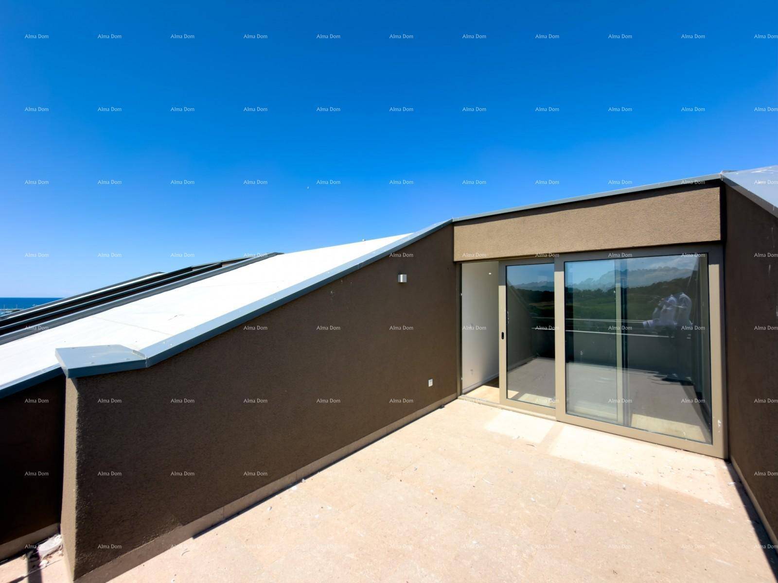 Moderne Architektur mit schrägen Dächern und großer Dachterrasse.