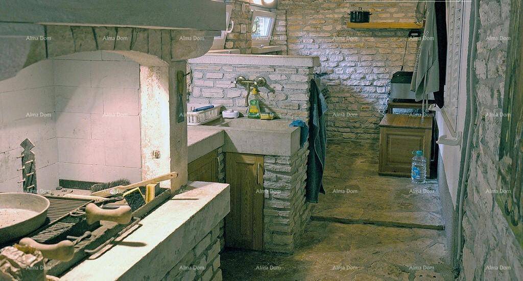 Rustikale Außenküche mit Steinmauern, integriertem Grillbereich und einem steinernen Waschbecken.