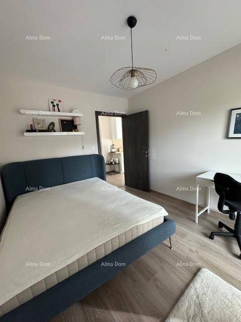 Gemütliches Schlafzimmer mit Holzboden, blauer Bettumrandung und stilvollen Wandregalen.