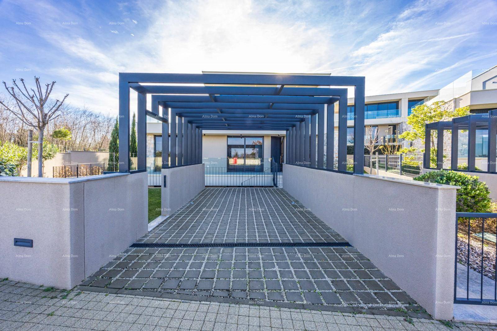 Überdachter Eingangsbereich mit modernem Pergola-Design und gepflasterter Zufahrt zur Immobilie.