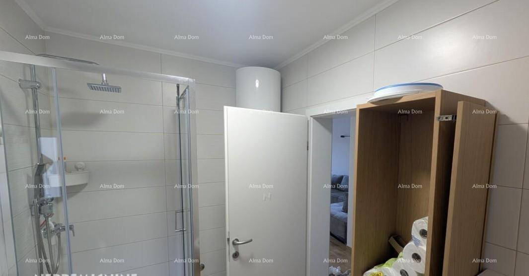 Badezimmer mit begehbarer Dusche und Warmwasserbereiter über der Tür, funktional und hell.