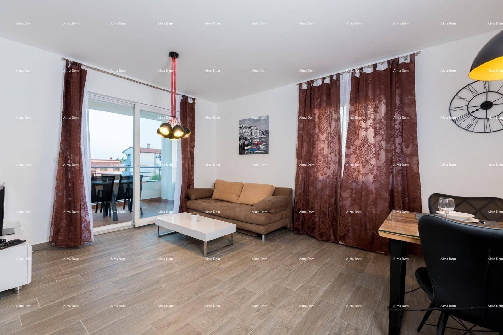 Heller Wohn- und Essbereich mit modernem Interieur, Fliesenboden und Zugang zum Balkon.