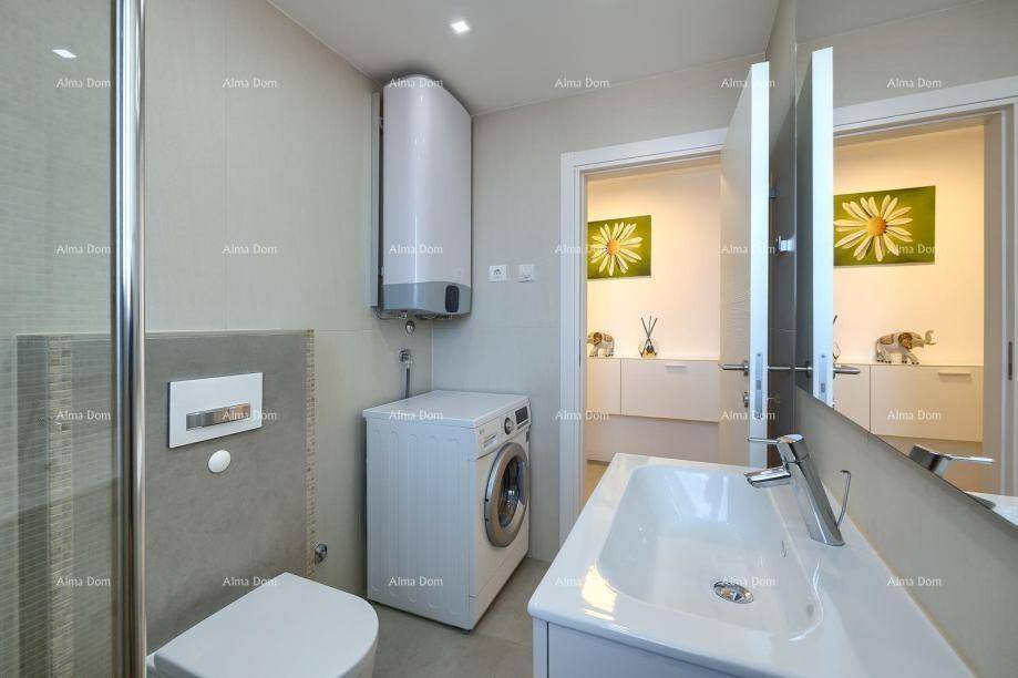 Modernes Badezimmer mit Dusche, Waschbecken, Toilette und Waschmaschine.