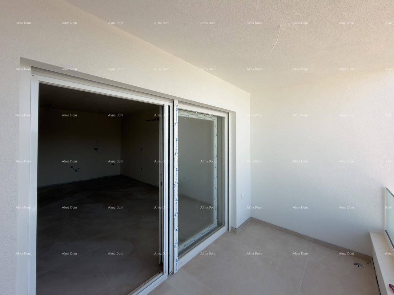 Heller Balkon mit Fliesenboden und Glasgeländer, zugänglich durch eine große Schiebetür.