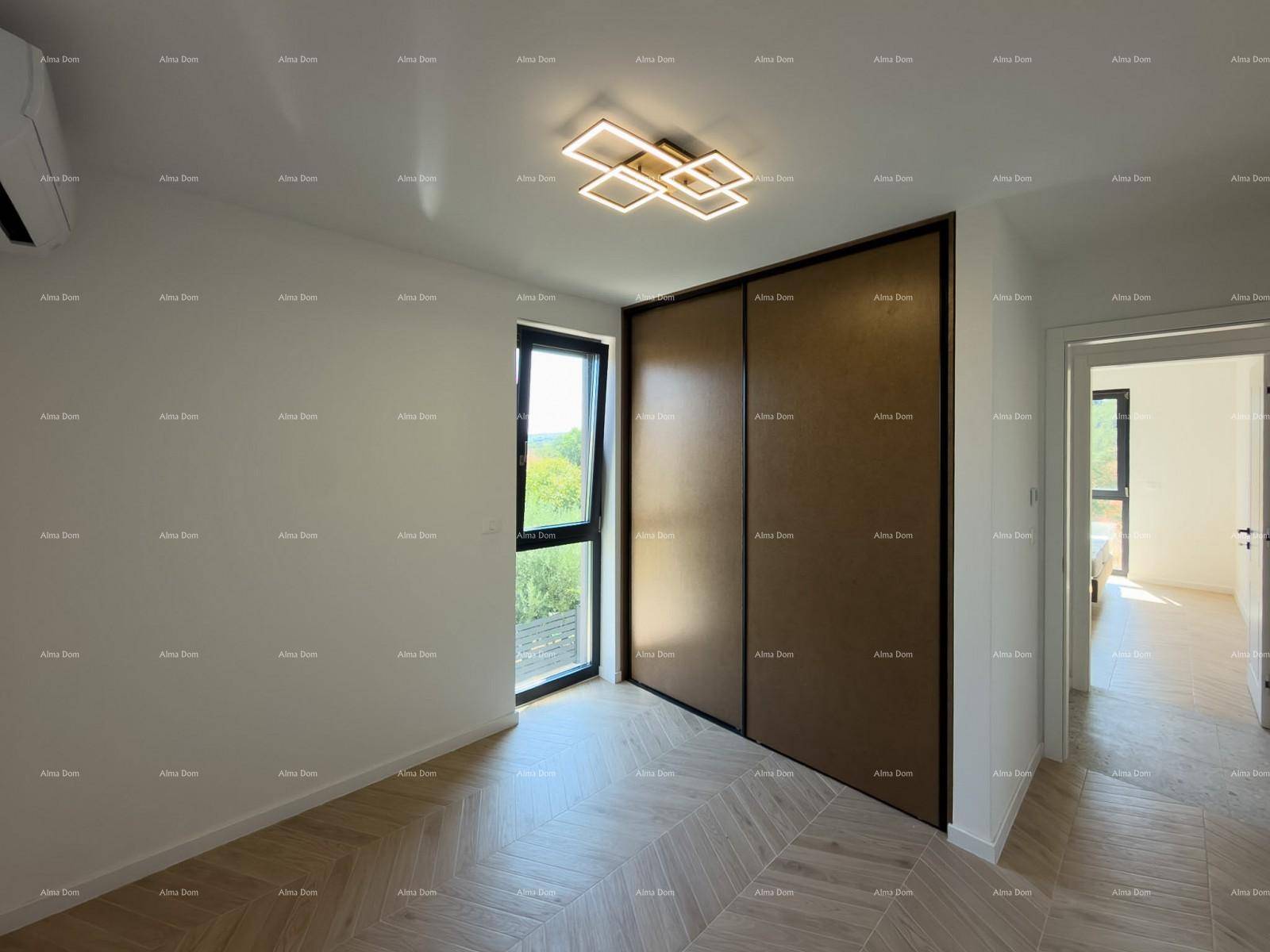 Geräumiges Schlafzimmer mit Fischgrätparkett, großen Fenstern und praktischen Einbauschränken.