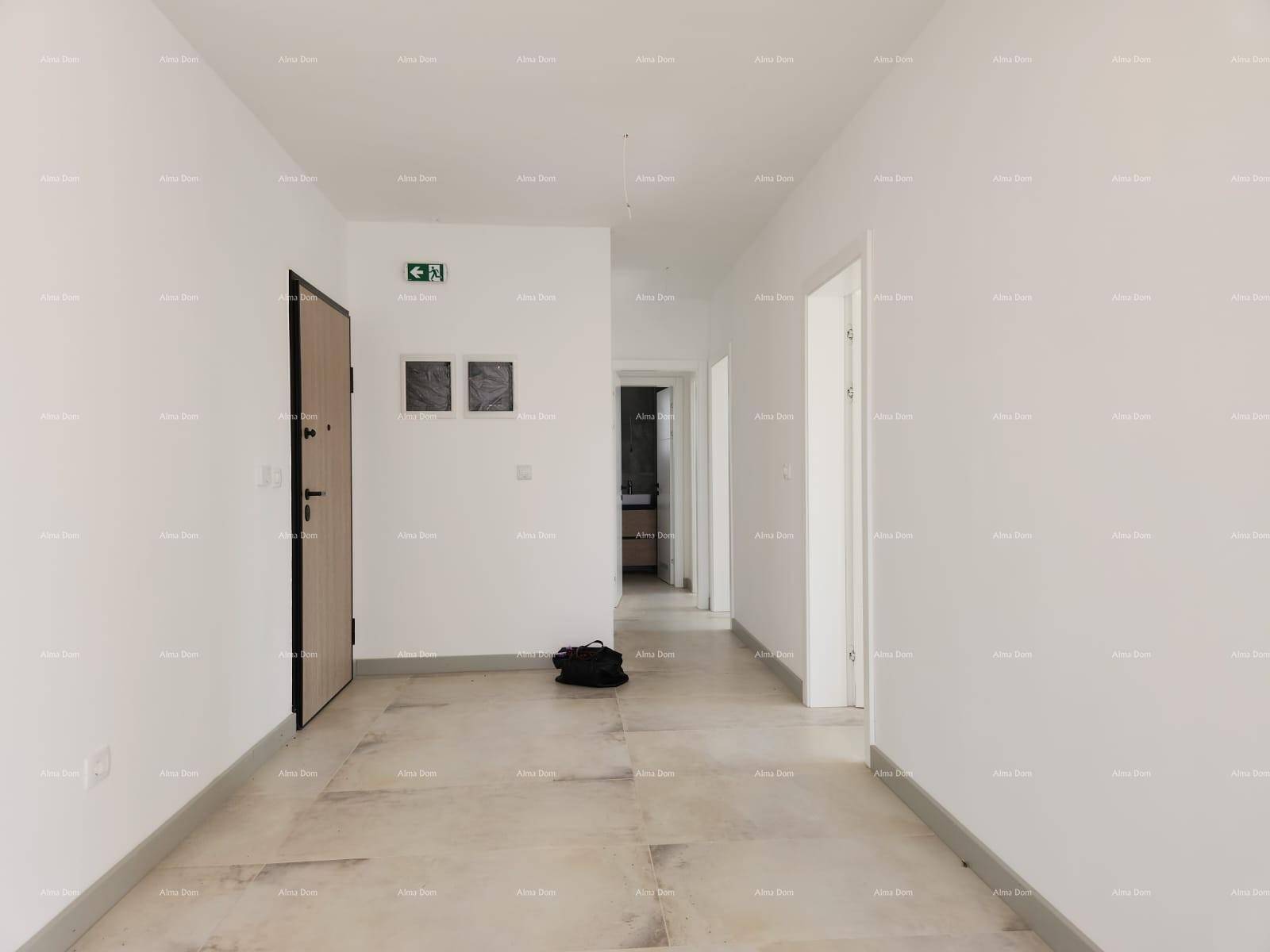 Heller Flur mit Fliesenboden und Zugang zu verschiedenen Räumen der Wohnung.