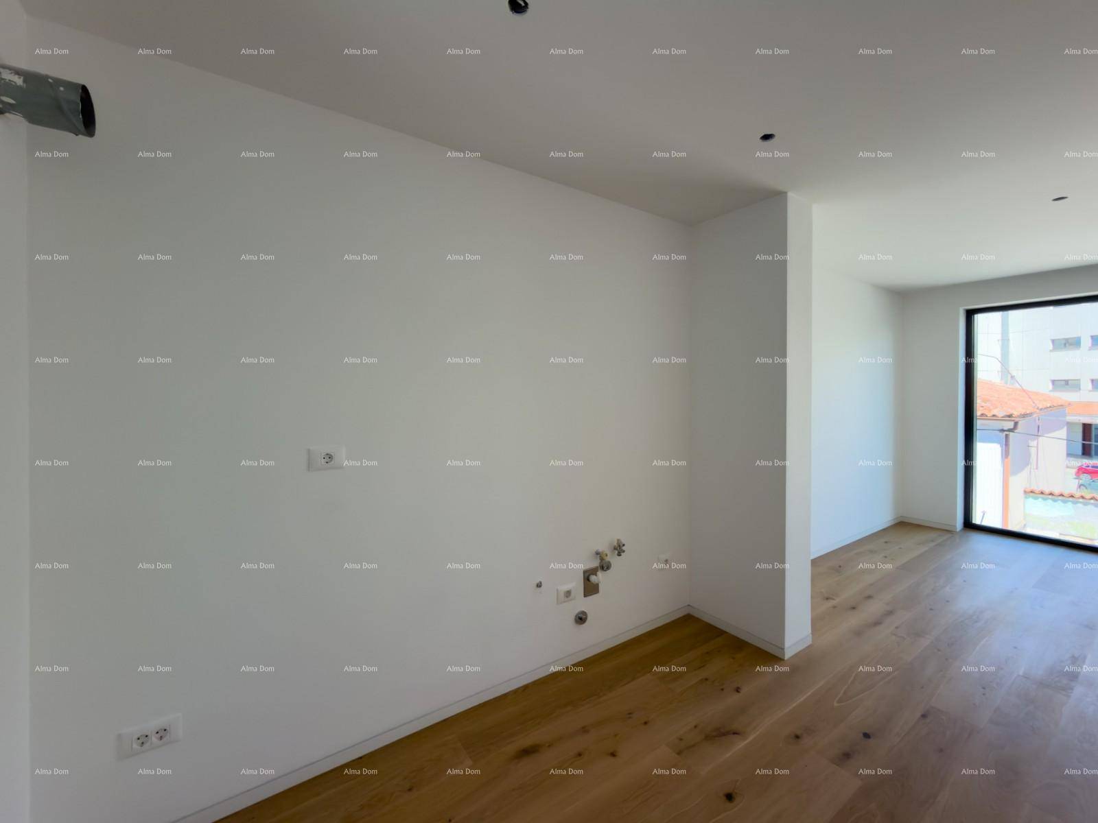 Vorbereiteter Küchenbereich mit Anschlüssen für Spüle und Geräte, bereit für die Installation.