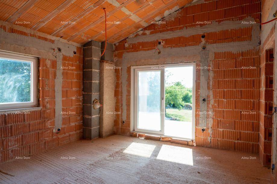 Heller Raum im Rohbau mit großer Schiebetür und sichtbarem Kaminzug.