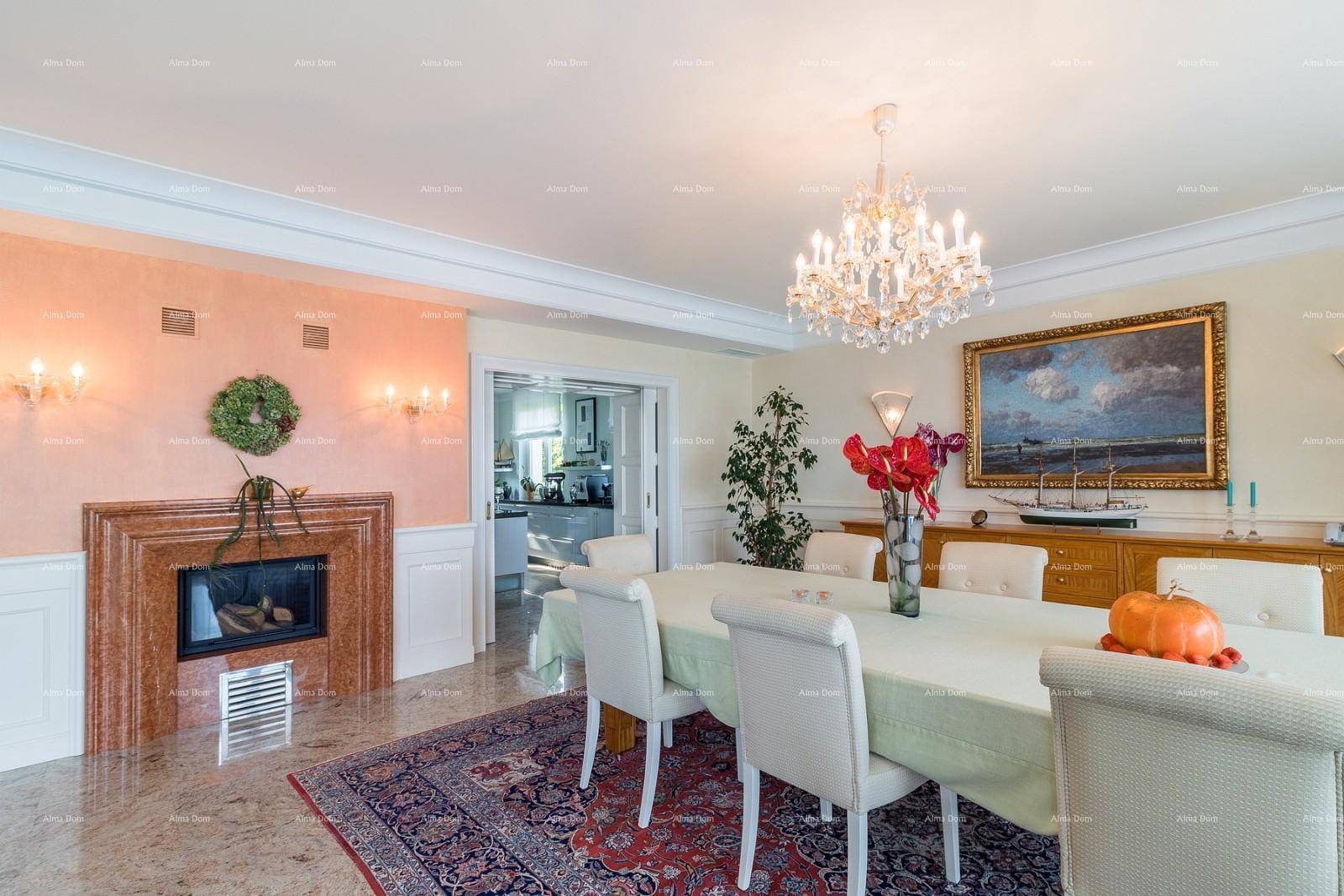 Eleganter Essbereich mit Kamin, großem Esstisch und Blick auf die moderne Küche.
