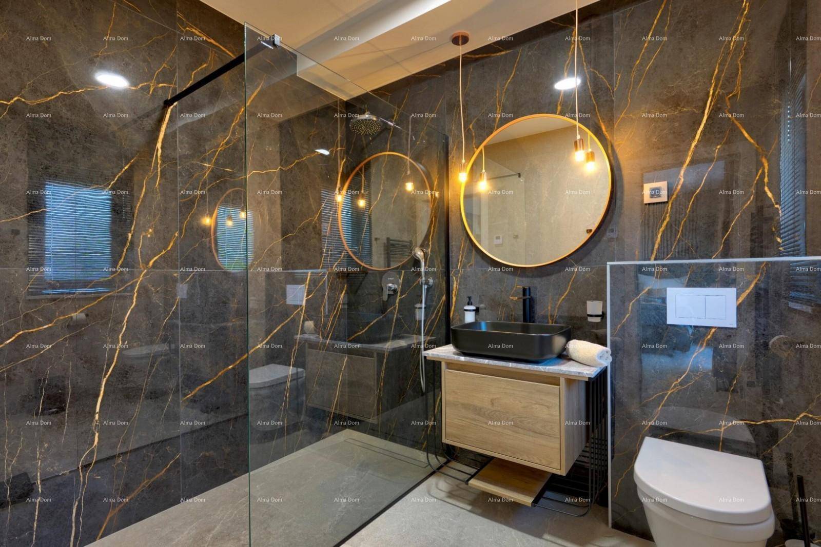 Luxuriöses Badezimmer mit dunklen Marmorfliesen, runden Spiegeln und begehbarer Dusche.