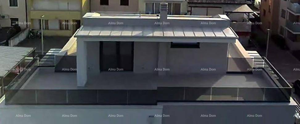 Dachansicht des modernen Gebäudes mit großer Dachterrasse und elegantem Glasgeländer.