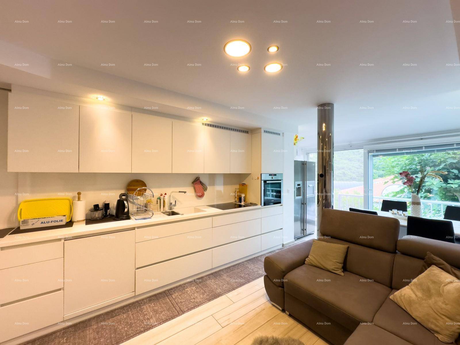 Moderne weiße Einbauküche mit integriertem Backofen und Blick auf den Essbereich.
