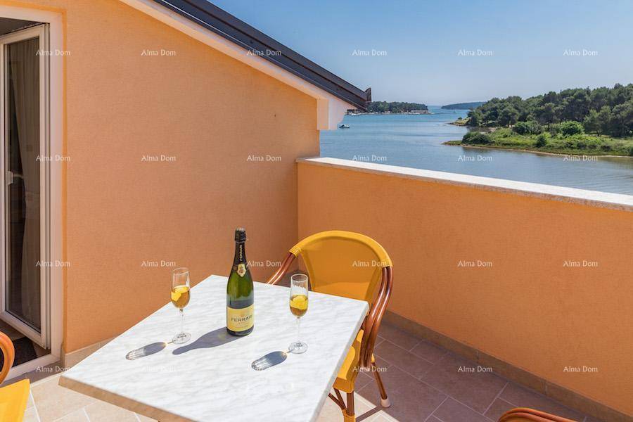 Sonniger Balkon mit Sitzgelegenheiten und einem herrlichen Panoramablick auf das weite Meer.