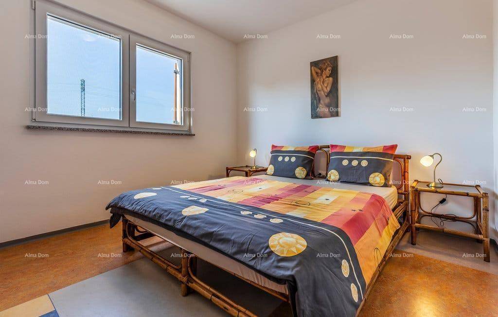 Schlafzimmer mit Doppelbett, Nachttischen und Fenster für natürliches Tageslicht.