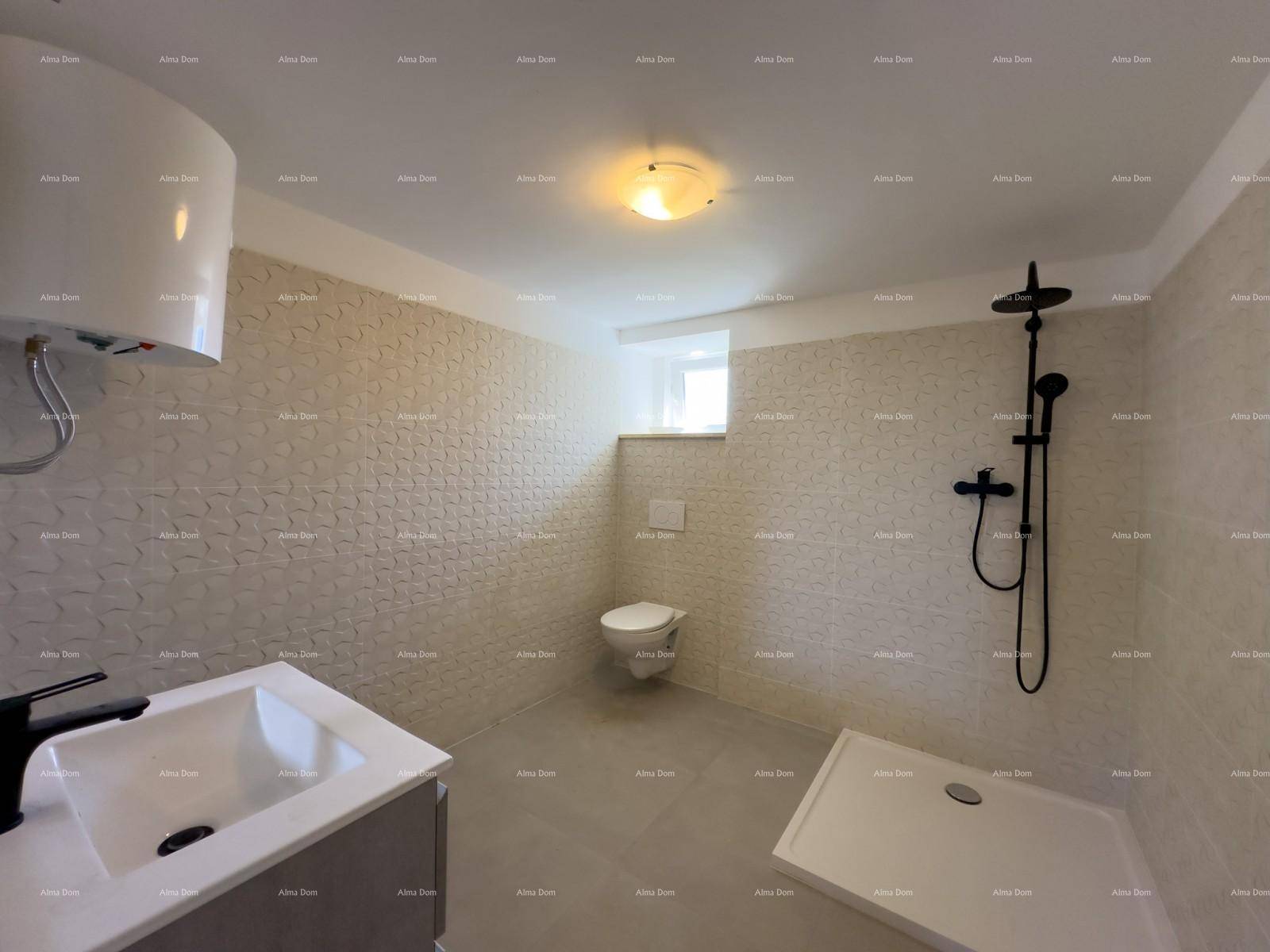 Neues Badezimmer mit moderner Dusche, Wand-WC und Waschtisch, ausgestattet mit hellen Fliesen und Fenster.