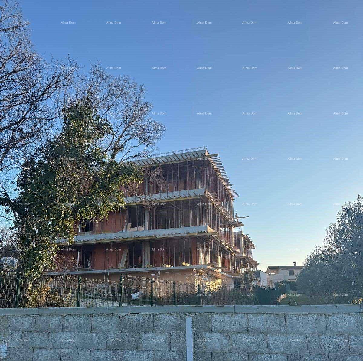 Baustelle eines modernen Gebäudes mit Gerüst und Rohbau unter blauem Himmel.
