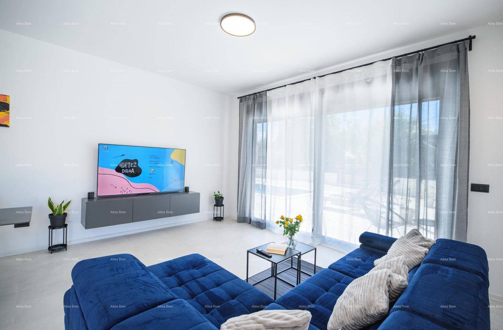 Helles Wohnzimmer mit modernem blauen Ecksofa, Flachbildfernseher und großen Glasschiebetüren.