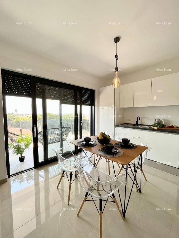 Offener Wohnbereich mit Essplatz, moderner Küche und Zugang zur Terrasse.