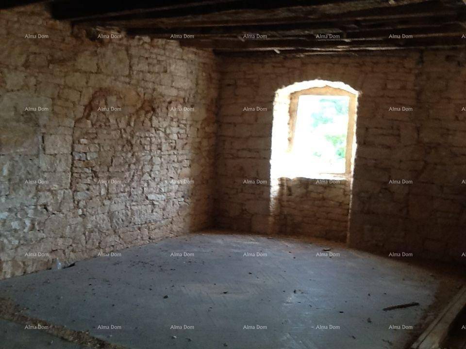 Heller Innenraum mit freiliegenden Steinwänden und einem Fenster, das Tageslicht hereinlässt.