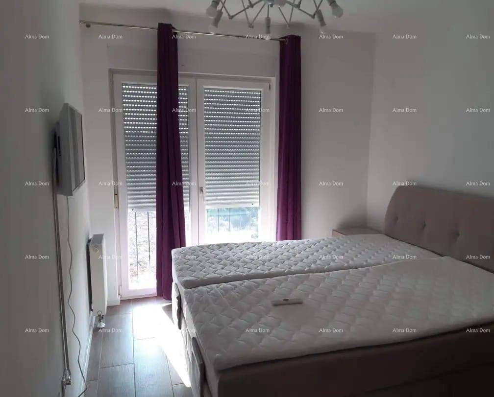 Schlafzimmer mit Doppelbett, Wandfernseher und Zugang zu einem Balkon mit Rollläden.