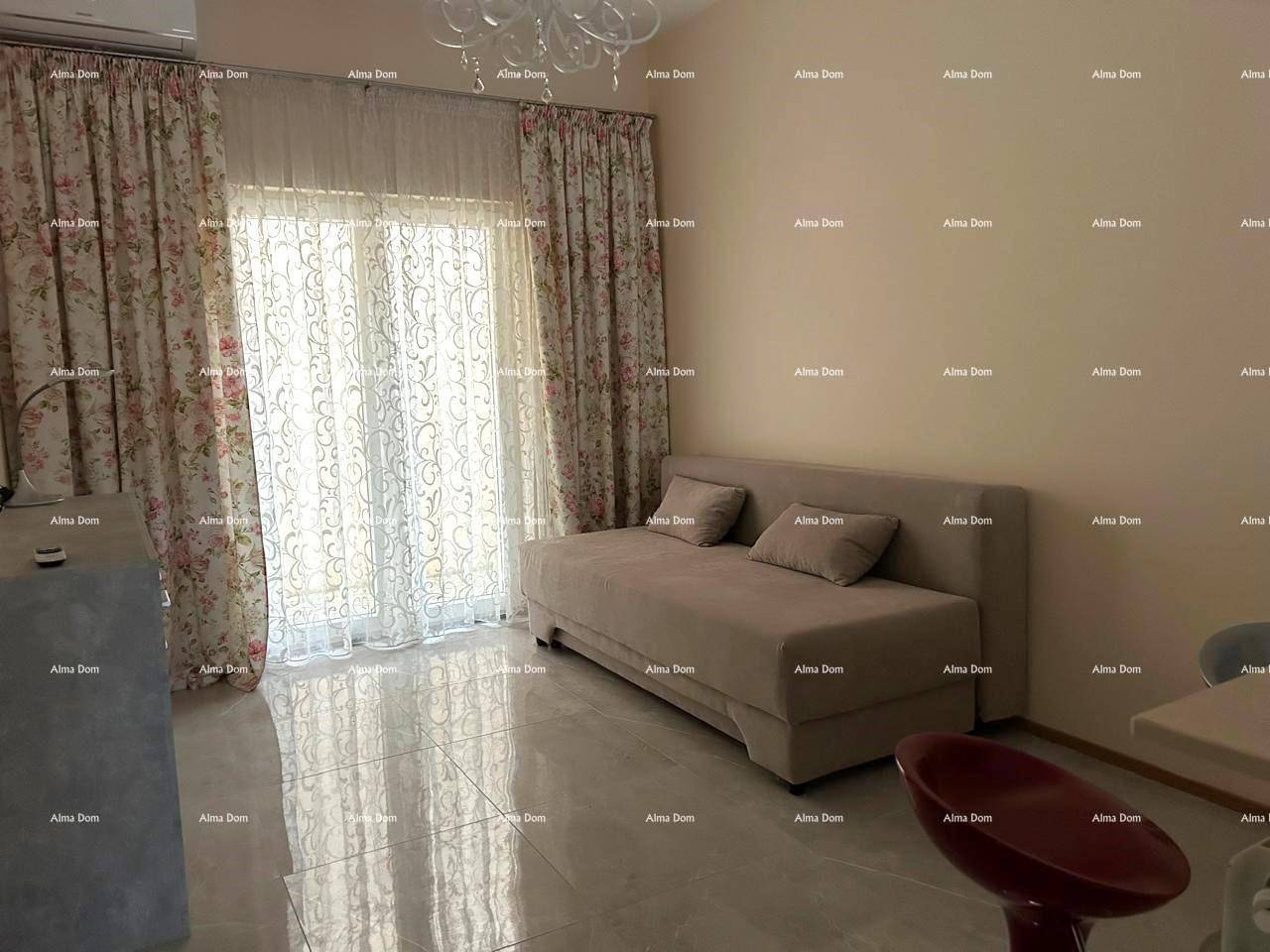 Helles Wohnzimmer mit beigem Sofa, floralen Vorhängen und glänzenden Fliesenböden.