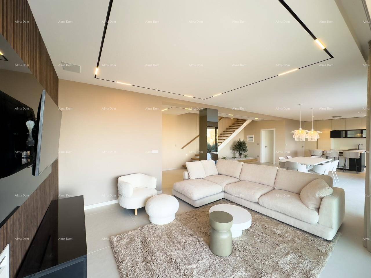 Geräumiger offener Wohnbereich mit integrierter Küche, Essbereich und moderner Treppe.