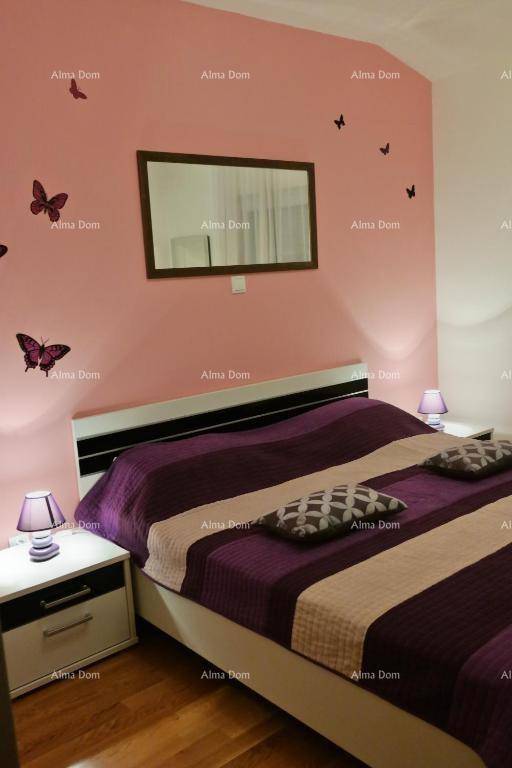 Schlafzimmer mit Doppelbett, Nachttischen und rosa Wänden mit Schmetterlingsdekor.