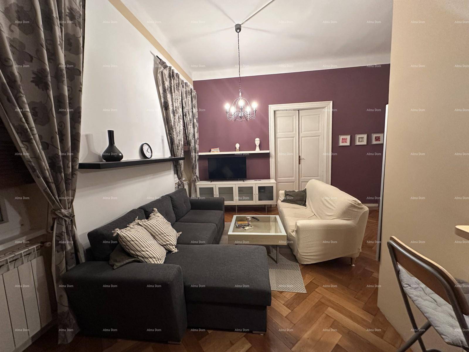 Wohnzimmer mit dunklem Ecksofa, Couchtisch und Fernseher, akzentuiert durch eine lila Wand.