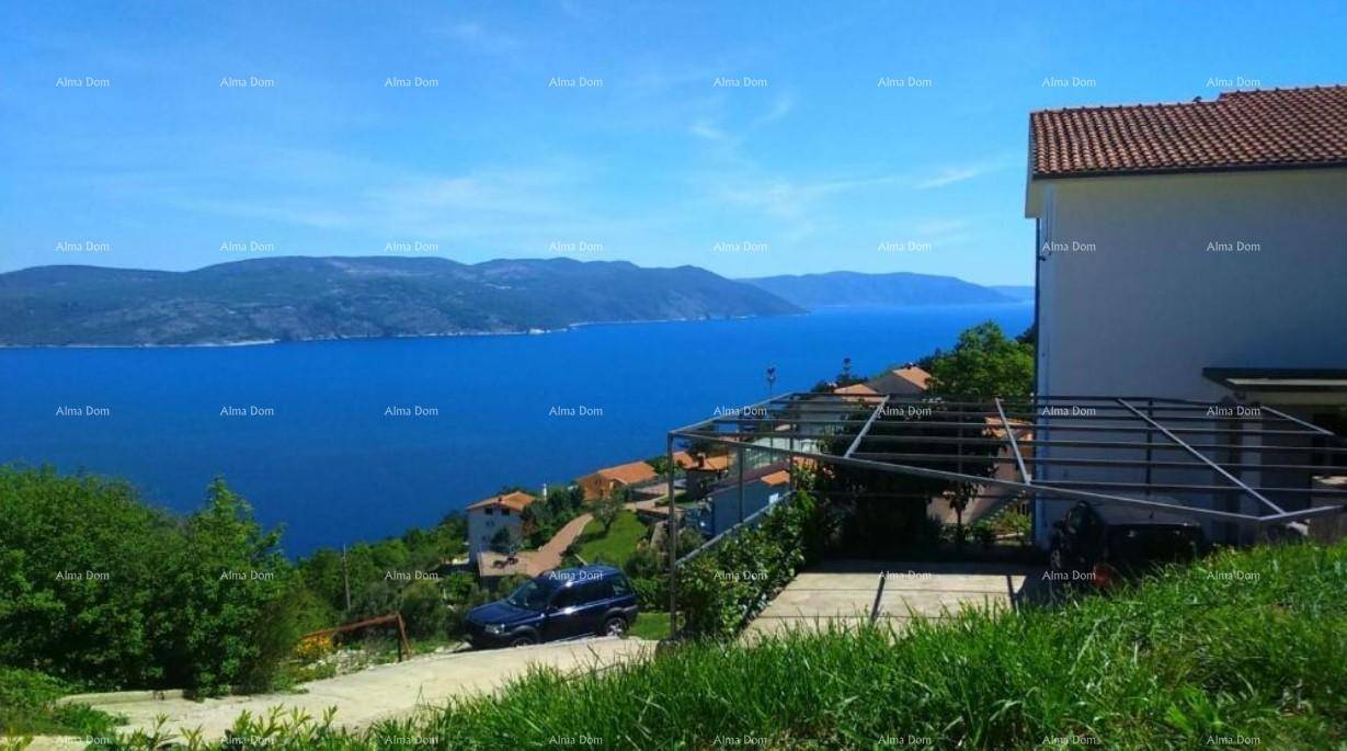 Weitläufiger Blick auf das blaue Meer und die Küstenlandschaft von der Immobilie aus.
