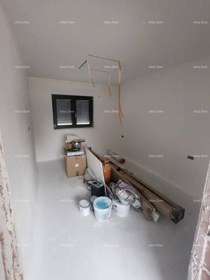 Unfertiges Zimmer mit Fenster und Baumaterialien, bereit für den weiteren Ausbau.