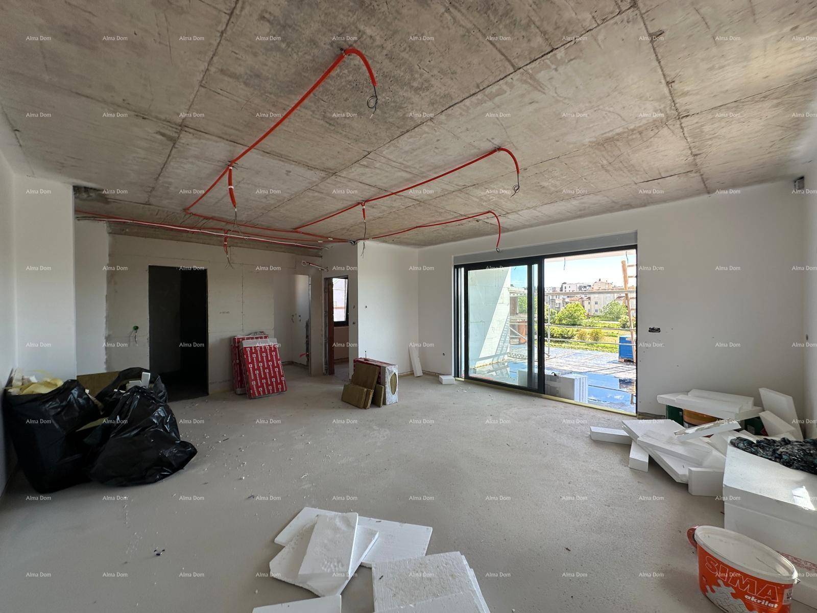 Großer Rohbau-Raum mit Schiebetüren zum Außenbereich und Blick auf die Baustelle.